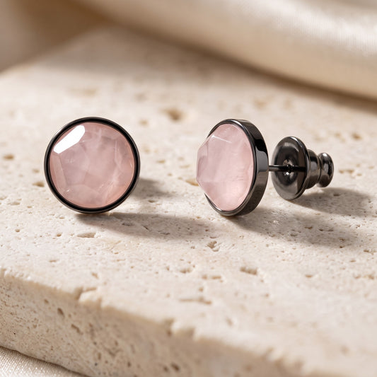 Par de brincos Classic Quartzo Rosa banhados a ródio negro sobre travertino | Aimer Joias