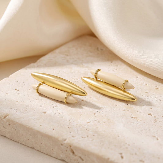 Par de brincos Ecoa Resina Italiana Creme banhados a ouro 18k sobre travertino | Aimer Joias