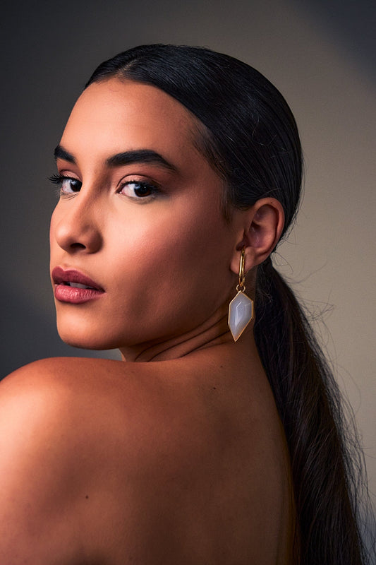 Brinco Impulso - Ágata Branca Semijoias de luxo e design exclusivo