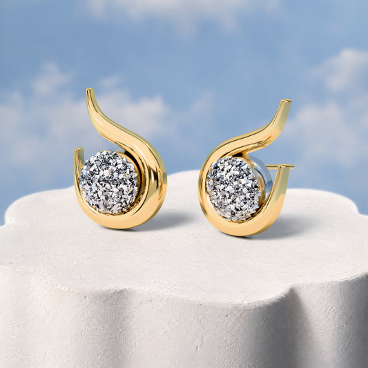 Brinco Órbita - Drusa Metalizada: sobre pedestal de gesso em forma de nuvem, fundo de céu azul-claro. Semijoia banhada a ouro 18k, coleção Supernova, Aimer Joias