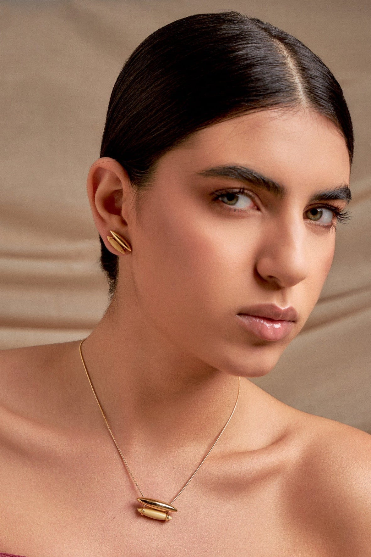 Brinco Origem - Resina Italiana Creme e Banho de Ouro 18k. AIMER