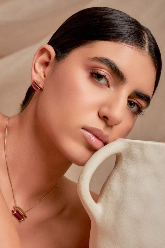 Use o Brinco Origem com Resina Vinho em Banho de Ouro 18K para atrair força e inteligência emocional. AIMER