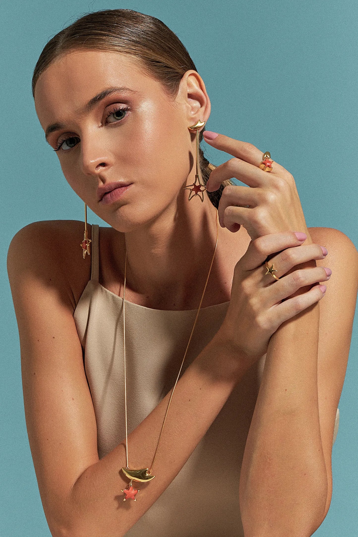 Use o Brinco Brisa com Feldspato Laranja em Banho de Ouro 18K para promover a clareza mental e a criatividade, com a vibração quente do Feldspato e a elegância do ouro.