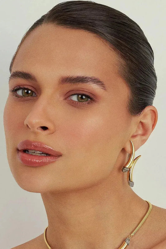 Use o Brinco Caminhos com Drusa Metalizada em Banho de Ouro 18K para um toque de brilho intenso e textura única, unindo estilo e simbologia.