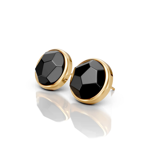 O Brinco Classic exibe a intensidade da Obsidiana Negra em uma lapidação facetada que reflete a luz com mistério. O design minimalista e o luxuoso Banho de Ouro 18K garantem um alto padrão de joalheria e uma peça essencial que transcende as tendências.