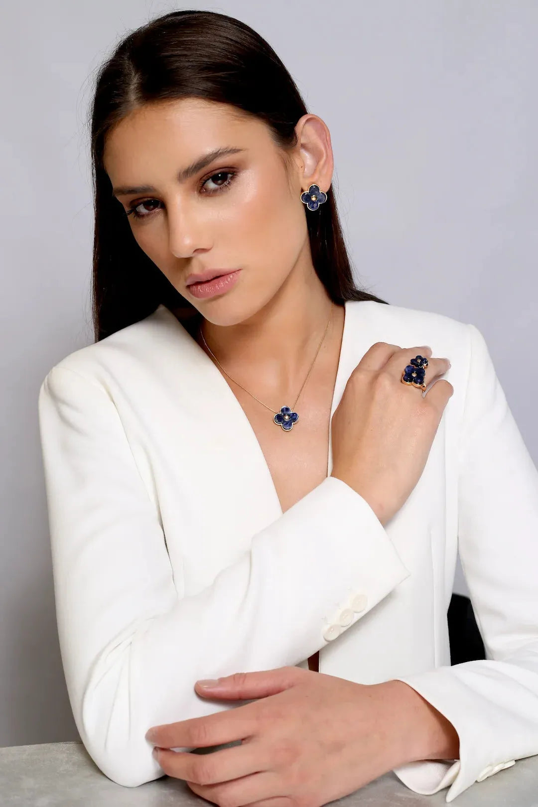 Brinco Radiante - Feldspato Azul Anil capta essa essência com seu elegante Banho de Ródio Negro