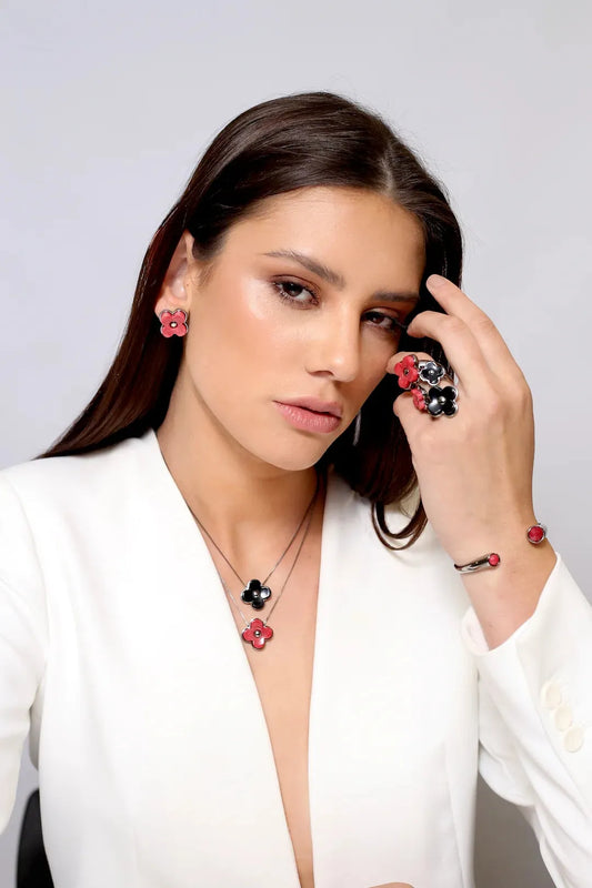 Brinco Radiante - Feldspato Laranja capta essa essência com seu elegante Banho de Ródio Negro