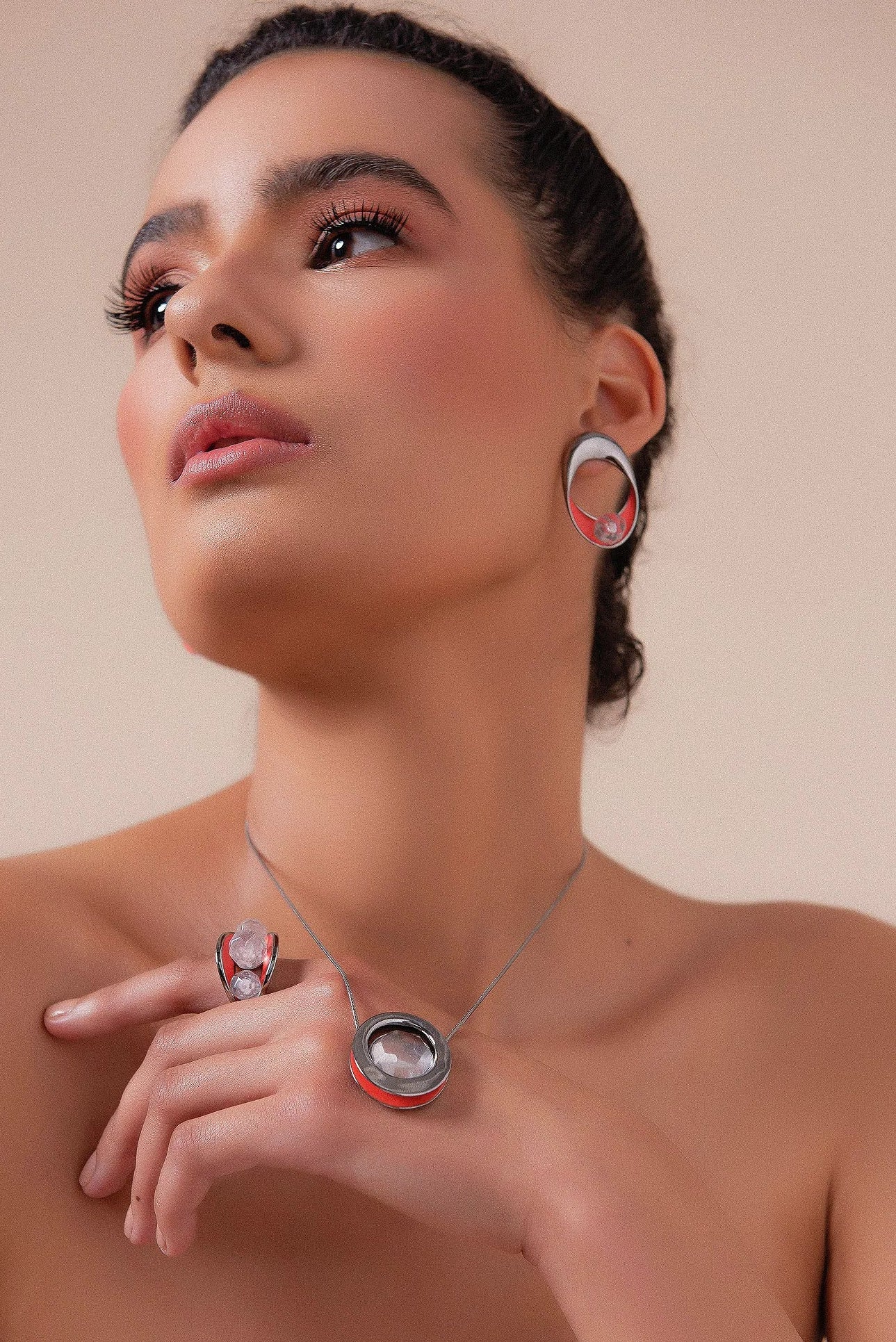 O Brinco Sinergia em Esmaltado Laranja e Cristal de Rocha, com Banho de Ouro 18K, cria um visual vibrante e luminoso. A transparência do cristal harmoniza-se com o esmalte laranja, realçado pelo luxuoso acabamento do ouro 18K.