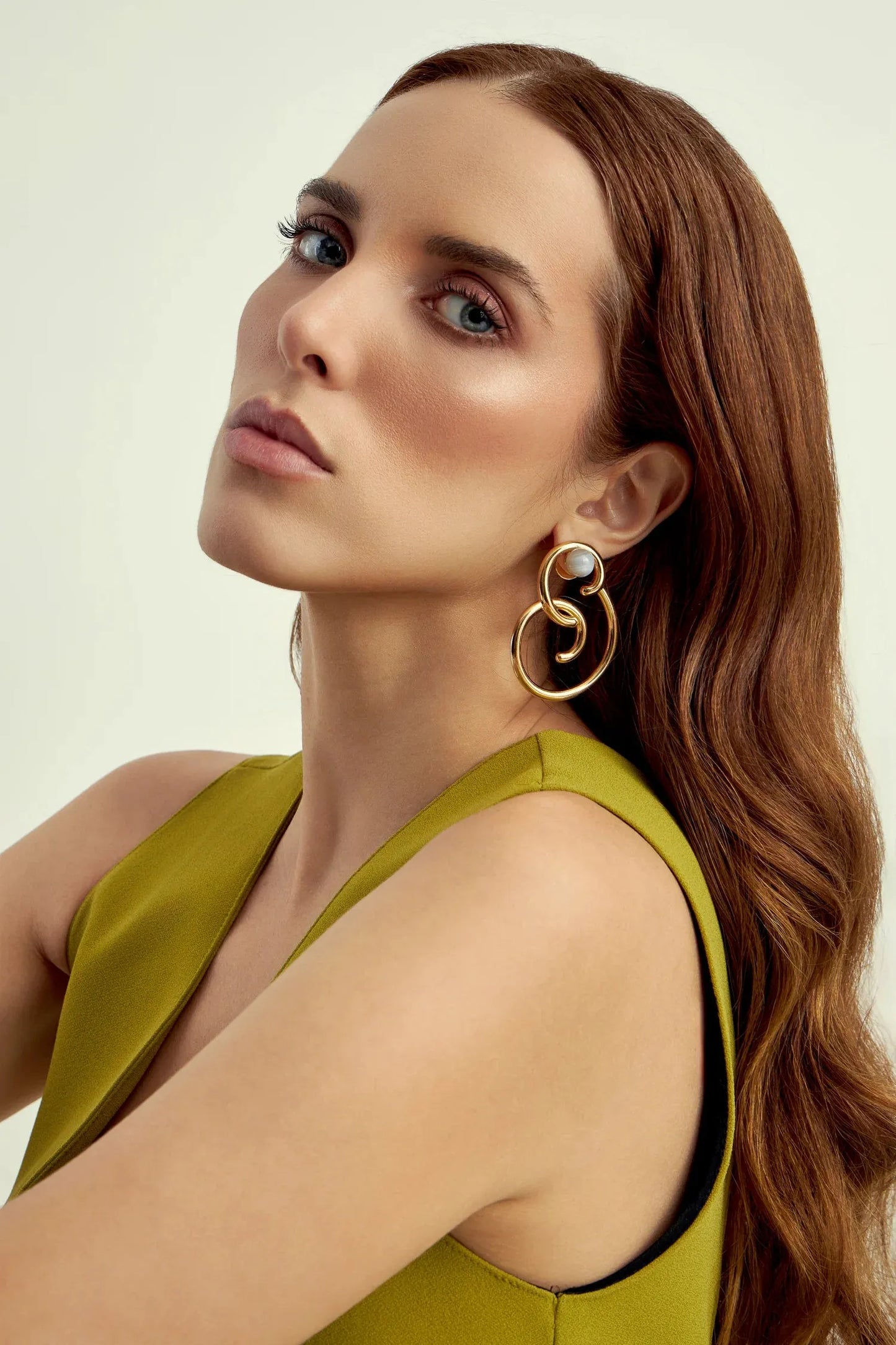 Brinco Trajetos com Ágata Cinza Listrada em Banho de Ouro 18K