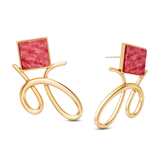 O Brinco Esboço com Feldspato Vermelho em Banho de Ouro 18K traduz o instante em que o traço encontra a forma. Este brinco pequeno e delicado une a pedra quadrada, que atua como ponto de luz, a um toque sutil de traço. O Feldspato Vermelho simboliza energia e impulso. Com seu design sutil e geométrico, esta peça é perfeita para quem busca vitalidade, adicionando um toque de cor e modernidade ao visual.