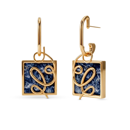 O Brinco Forma com Sodalita em Banho de Ouro 18K oferece versatilidade no conceito 2 em 1, com aro liso e pingente geométrico removível. A Sodalita simboliza clareza e intuição. Com design contemporâneo de linhas em metal sobre a pedra, esta joia é ideal para expressar elegância e versatilidade em seu dia a dia.