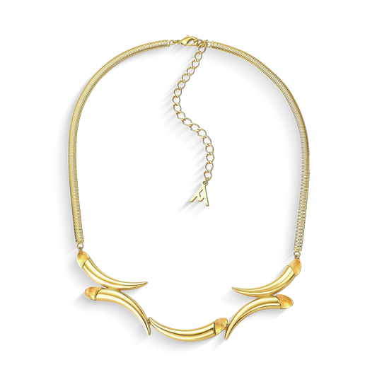 O Colar Caminhos com Citrino em Banho de Ouro 18K é uma joia de luxo que atrai dinheiro e prosperidade, unindo elegância, estilo e simbologia em uma única peça.