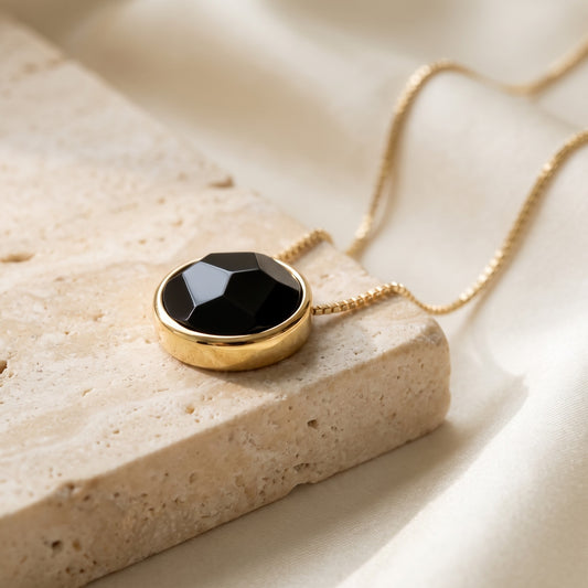 Pingente do Colar Classic Obsidiana Negra banhado a ouro 18k em 3/4 sobre travertino | Aimer Joias