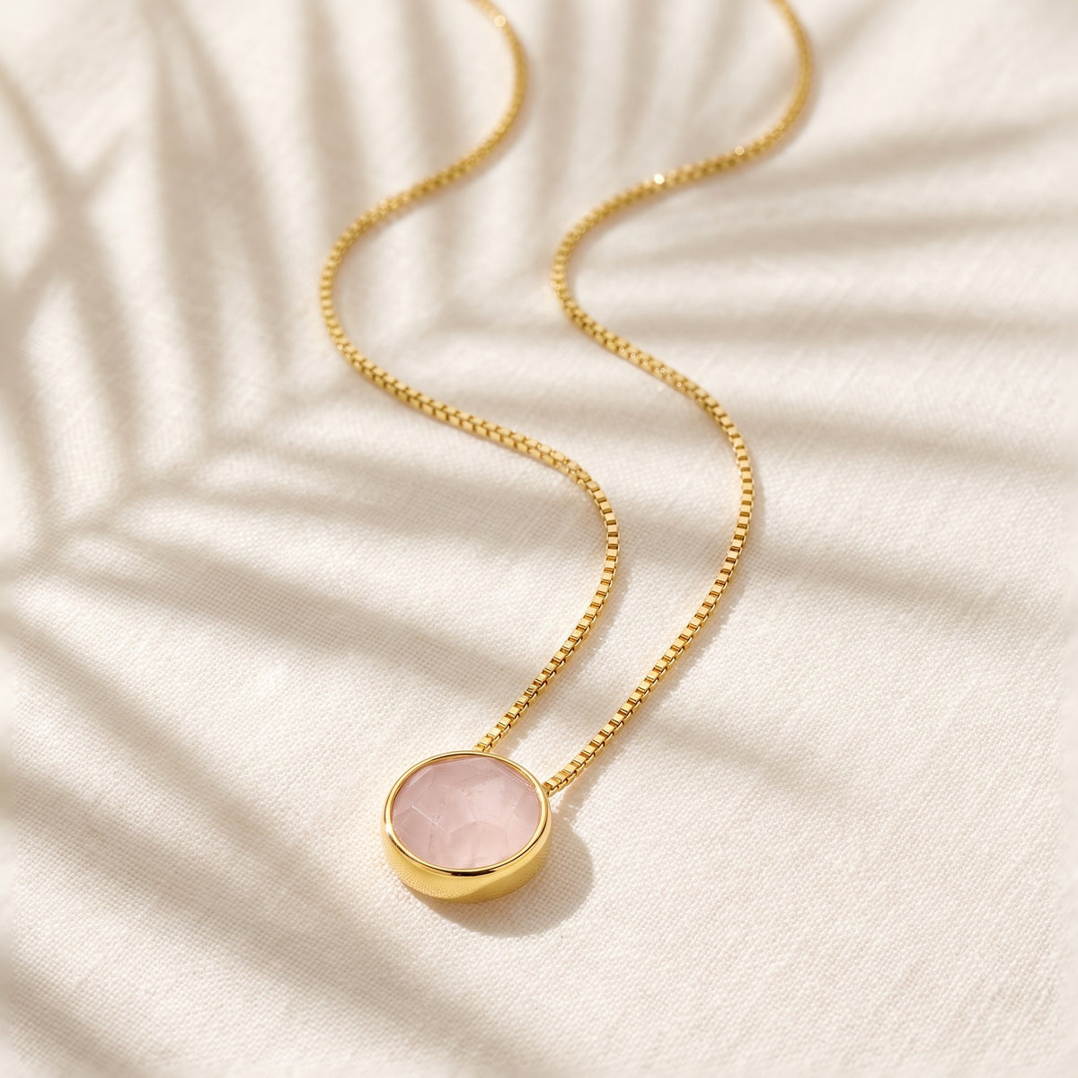 Colar Classic Quartzo Rosa banhado a ouro 18k aberto sobre linho, visto de cima | Aimer Joias