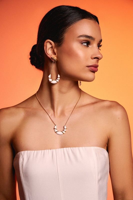 Colar Entrelaço - Esmaltação Branca Semijoias de luxo e design exclusivo