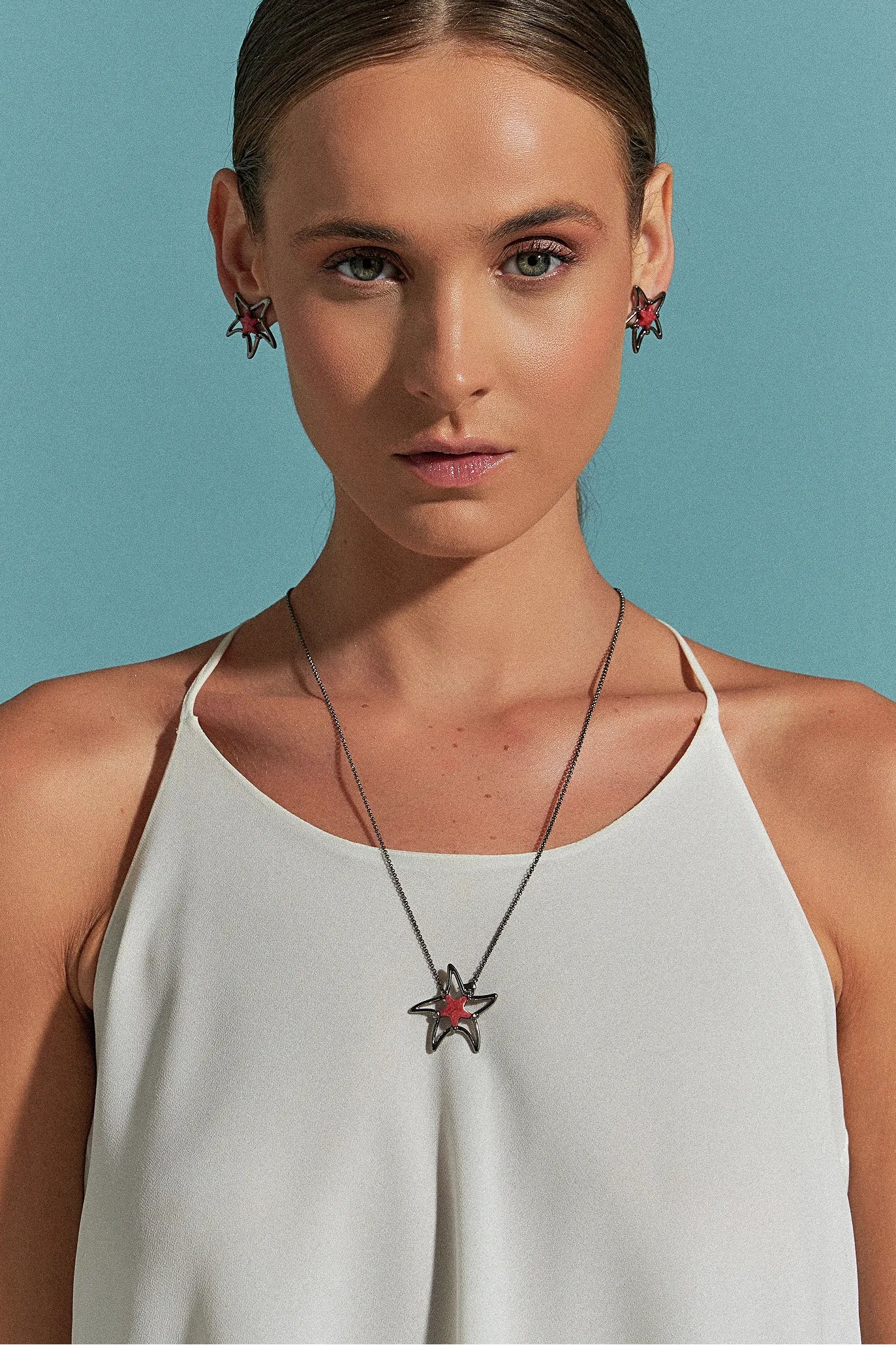 Use o Colar Brisa com Feldspato Vermelho em Banho de Ródio Negro, criando um contraste moderno e profundo, ideal para atrair paixão e energia com sofisticação.