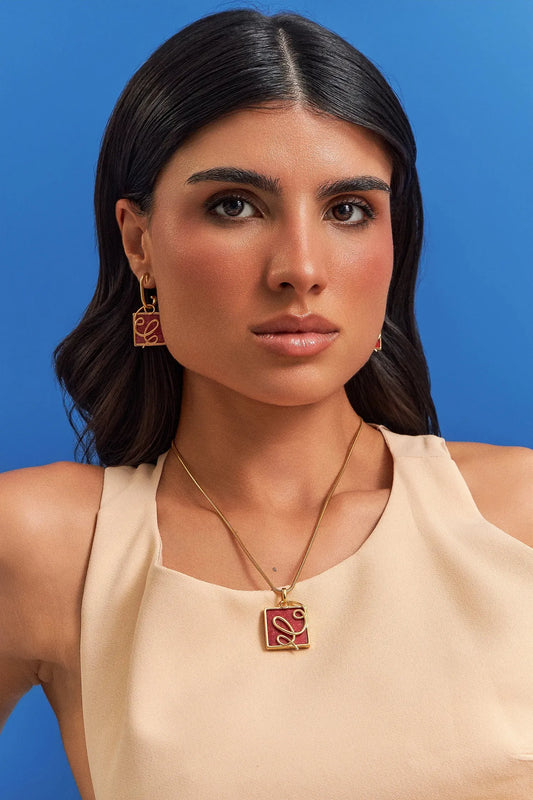 O Colar Forma com Feldspato Vermelho em Banho de Ouro 18K traduz o ponto em que o traço ganha direção. A pedra quadrada de Feldspato Vermelho, que simboliza vitalidade e paixão, recebe a aplicação de linhas em metal que se cruzam, criando uma linguagem super contemporânea. Com sua corrente robusta, é uma peça moderna e sofisticada, ideal para quem busca energia e força de vontade.