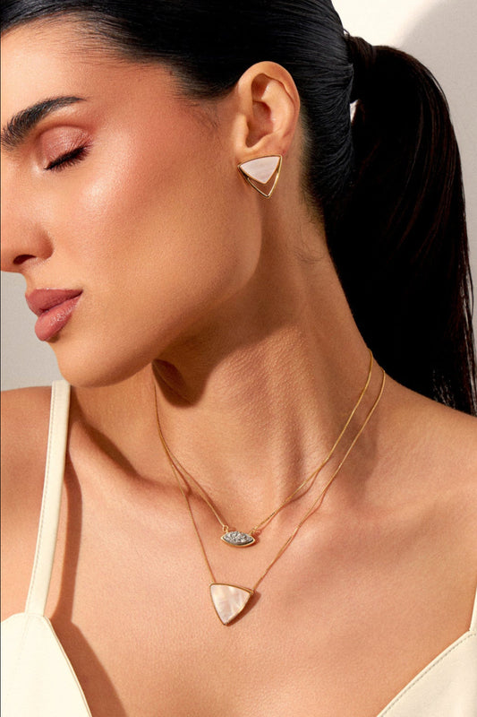 Colar Triângulo com Madrepérola em Banho de Ouro 18K