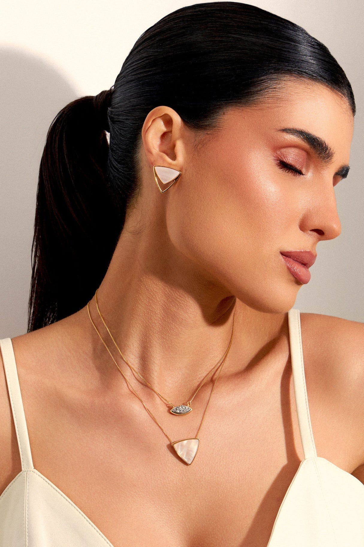 Colar Triangulo Madrepérola Banhado a Ouro 18K -AIMER JOIAS