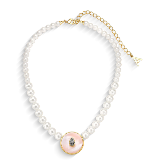 Use o Colar Transformação com Drusa Titânio, Madrepérola e Pérola em Banho de Ouro 18K para renovar sua energia e fortalecer sua intuição e equilíbrio emocional.