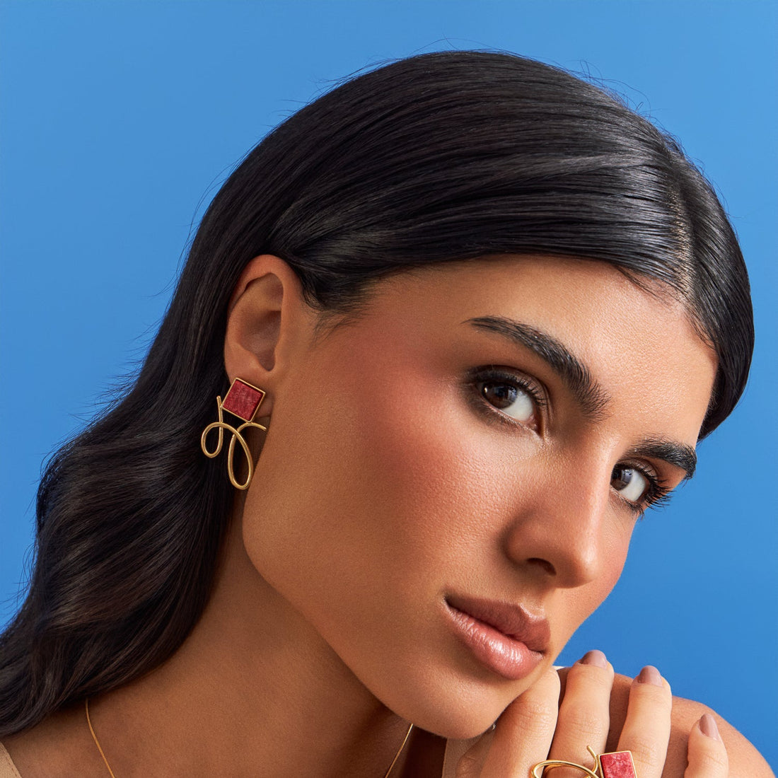 Modelo usando colar, brinco e anel Esboço com Feldspato Vermelho, semijoias banhadas a ouro 18k, Aimer Joias