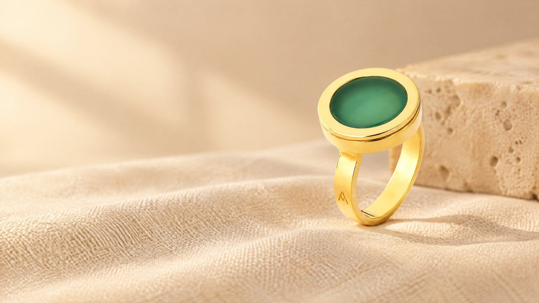 Anel Eterno com ágata verde perolizada em banho de ouro 18k sobre linho bege, semijoia Aimer Joias