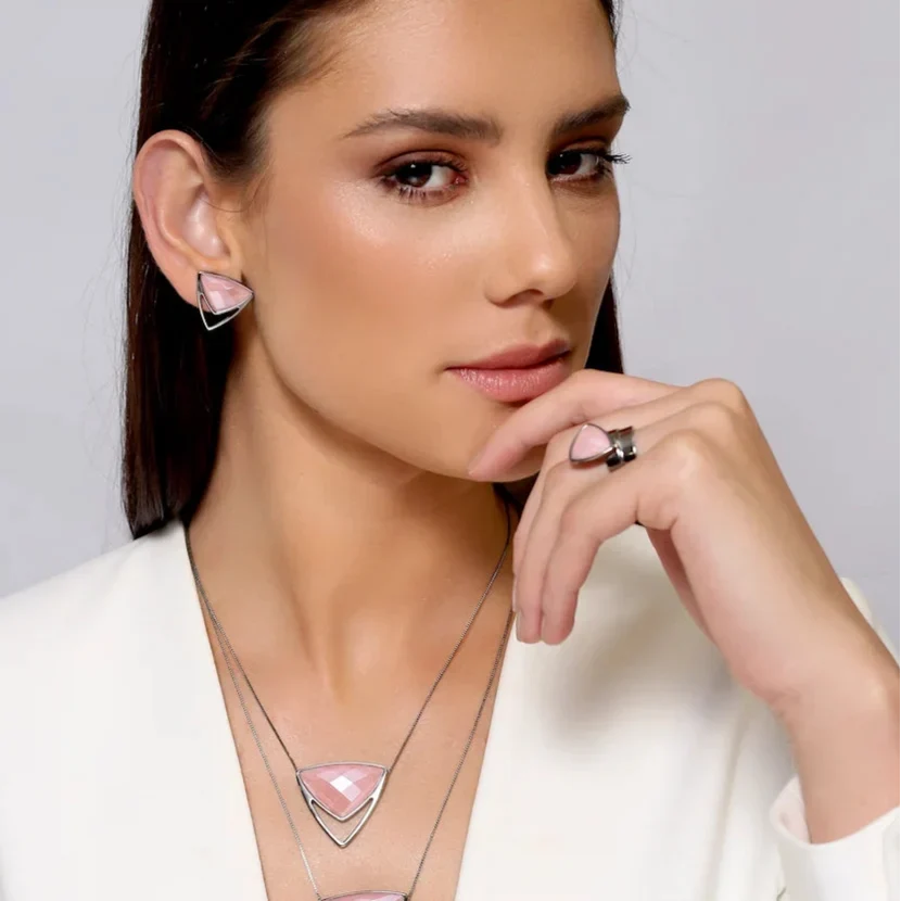 Modelo de blazer branco usando colar Equilíbrio com Quartzo Rosa em banho de ródio negro — Aimer Joias