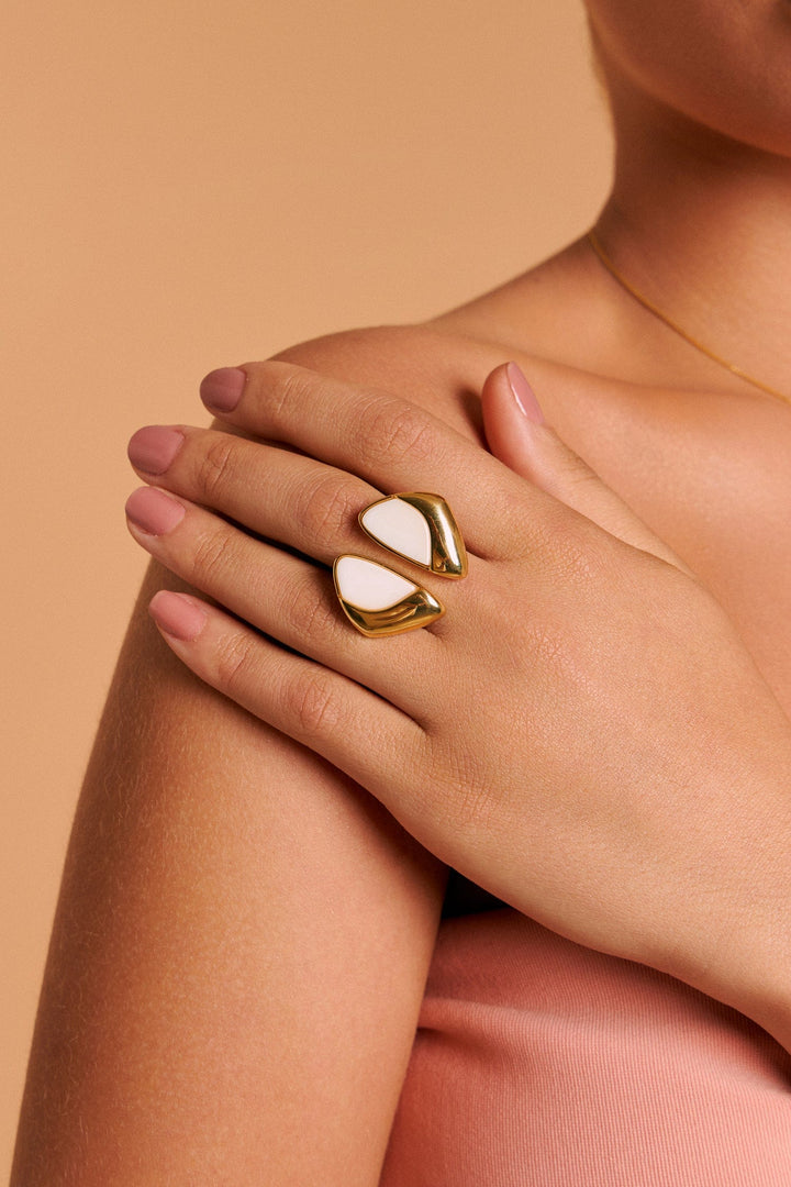 O Anel Ailes é a celebração do design autoral e da sua jornada de transformação. Inspirada nas asas da borboleta, esta Semijoia Premium traduz a leveza e a liberdade em uma peça de impacto.