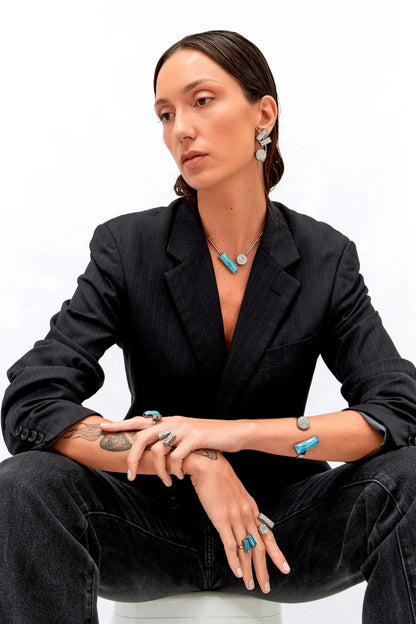 Brinco Convicta com a Drusa Platina com banho de Ródio Negro