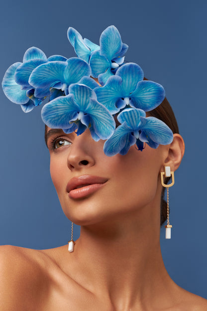Brinco Presença - Porcelana Branca | Semijoia Banhada a Ouro 18K