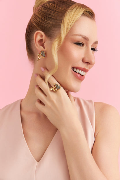 Brinco Cupido com Drusa Metalizada – detalhe do brinco semijoia premium banhado a ouro 18k – Aimer Joias