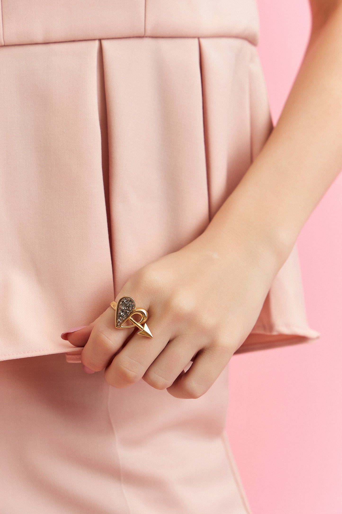 Anel Cupido com Drusa Metalizada – detalhe do anel semijoia premium banhado a ouro 18k – Aimer Joias