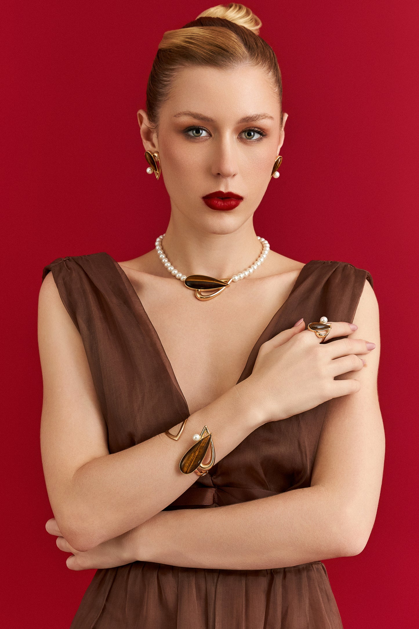 Bracelete Além da Forma com Olho de Tigre – detalhe da pedra natural em semijoia premium banhada a ouro 18k – Aimer Joias
