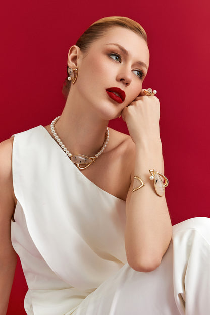 Colar Além da Forma – detalhe de semijoia com pedra natural banhada a ouro 18k – Aimer Joias