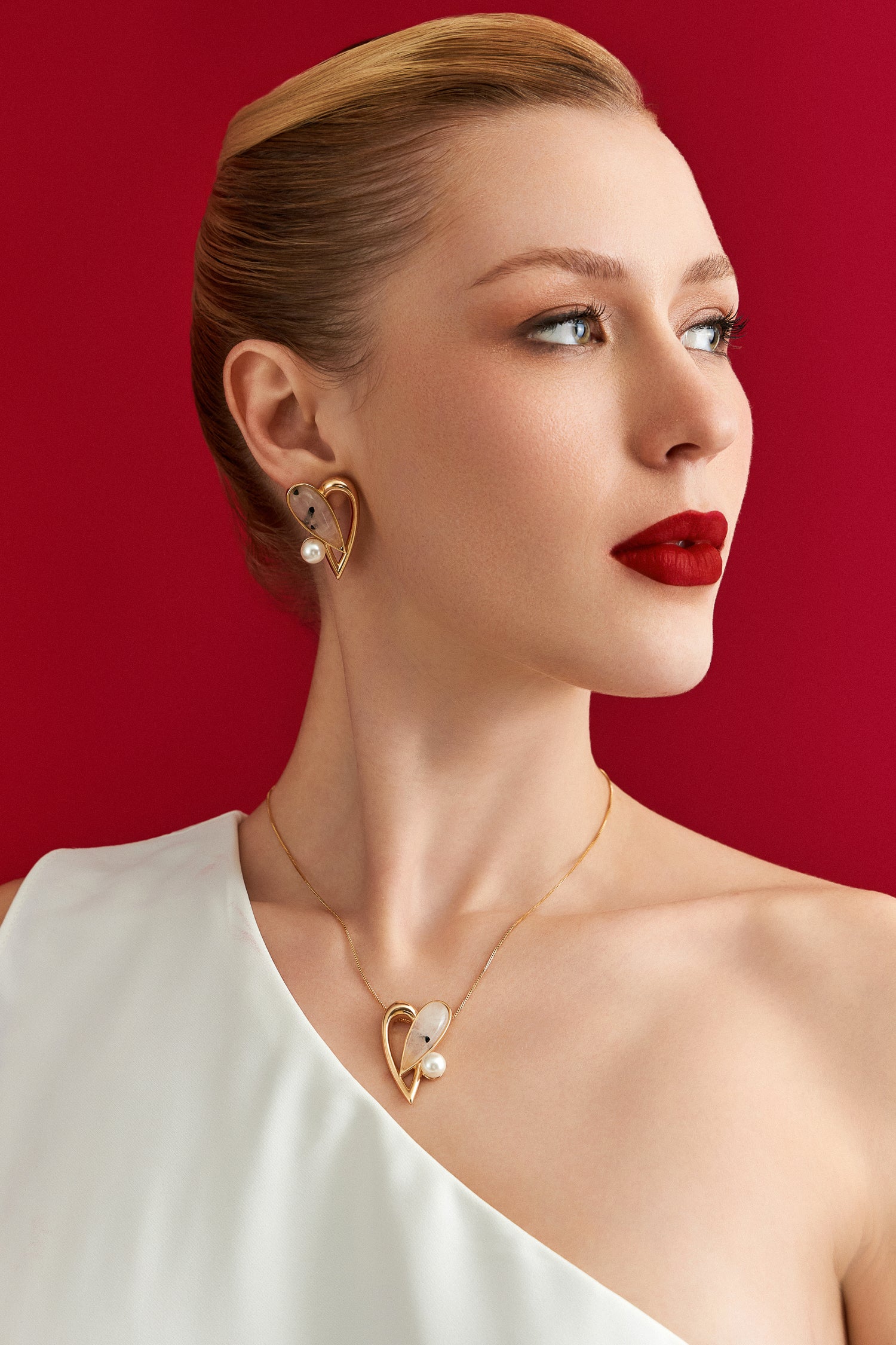 Colar Envolver com Cristal Rutilado – detalhe do pingente em semijoia banhada a ouro 18k – Aimer Joias