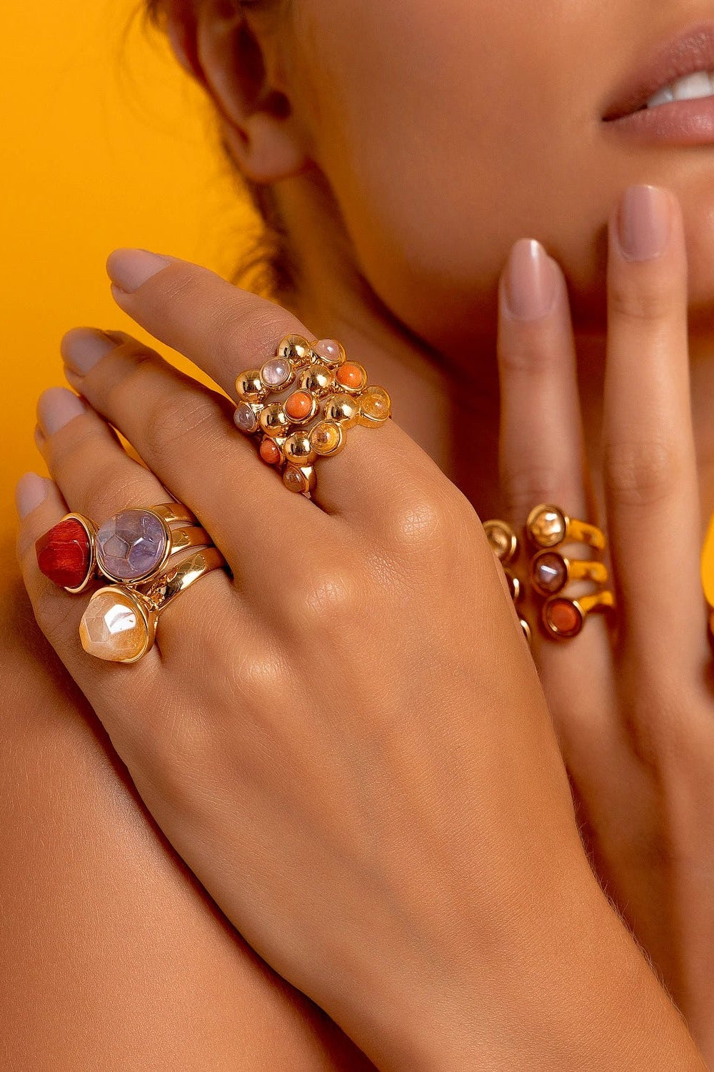 Aliança Ball com Feldspato Amarelo em Banho de Ouro 18K