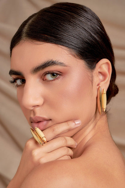 Use o Brinco Ecoa com Resina Italiana Creme em Banho de Ouro 18K para atrair harmonia e prosperidade. AIMER JOAIS