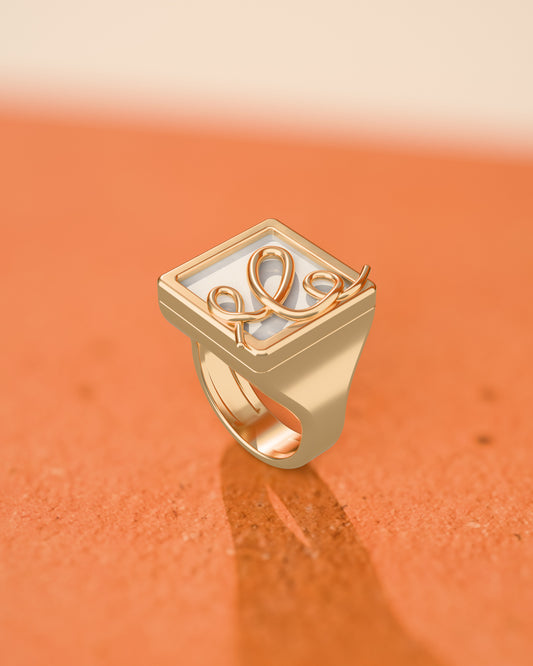 Anel Forma Ágata Branca banhado a ouro 18k sobre ladrilho de terracota ao sol — Aimer Joias
