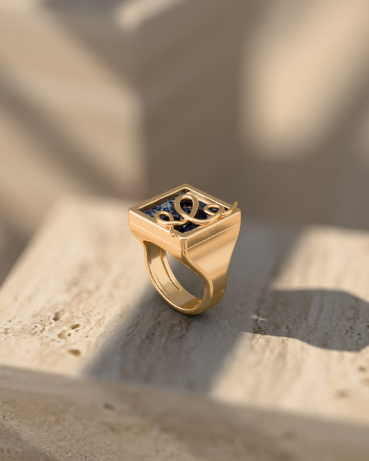 Anel Forma Sodalita banhado a ouro 18k sobre travertino com luz de persiana — Aimer Joias