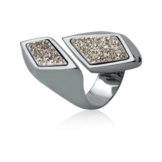 O Anel Jasmim com Drusa Platina tem um belo Banho de Ródio Negro. Inspirado na flor Jasmim, o anel une a estética geométrica e moderna. A Drusa Platina, com seu brilho metálico e intenso, é lindamente contrastada pelo acabamento escuro do Ródio Negro, realçando a exclusividade e o alto padrão da peça.