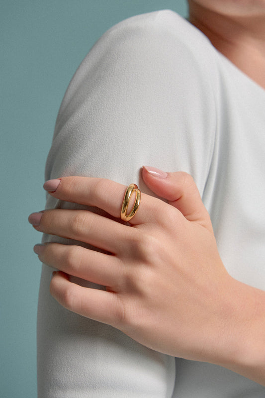  Anel Encontro em Banho de Ouro 18K para celebrar a beleza da união e o poder do essencial. 