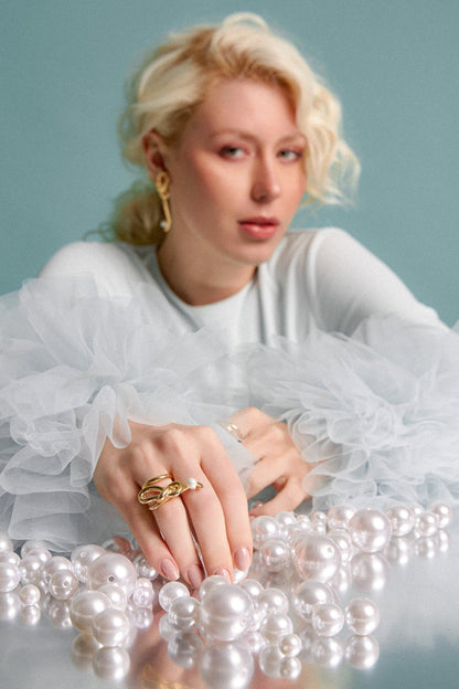  Anel Laços com Pérola em Banho de Ouro 18K para atrair sabedoria, equilíbrio emocional, cura e proteção. 