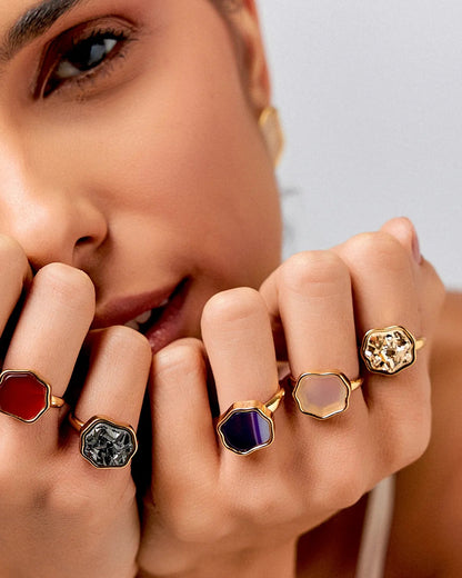 Use esta joia de design escultural com Ágata Roxa Listrada em Banho de Ouro 18K para promover clareza mental e concentração, simbolizando a beleza e a renovação em seu dia a dia.