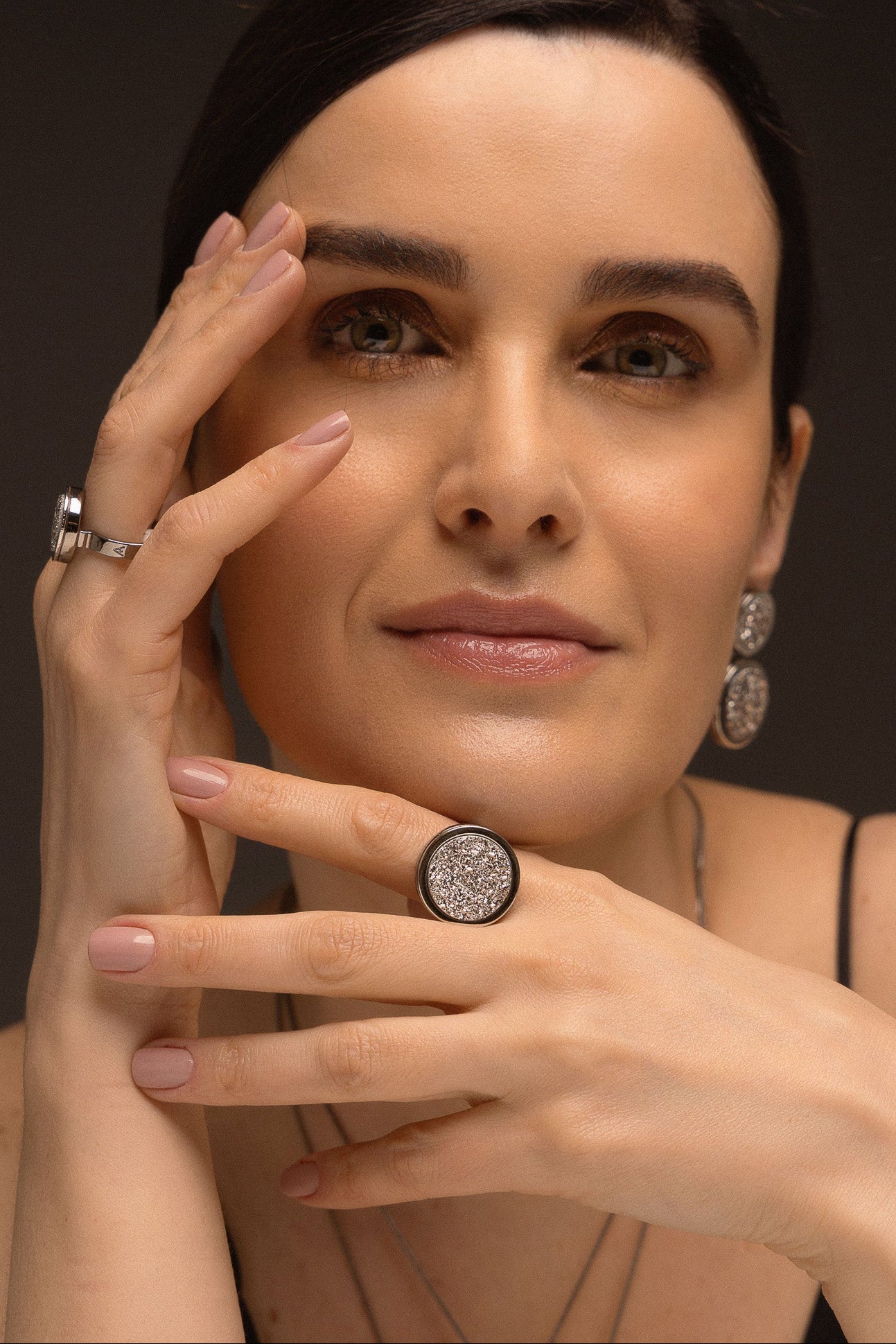 O Anel Único - Drusa Platina, da Coleção Singular, é uma peça de impacto que une o rústico ao sofisticado. A Drusa Platina é conhecida por sua capacidade de amplificar energias positivas, promover o equilíbrio e trazer brilho pessoal. Banhado em Ródio Negro, este anel apresenta um contraste moderno e elegante, destacando a beleza bruta da pedra em um design imponente que celebra a individualidade feminina.