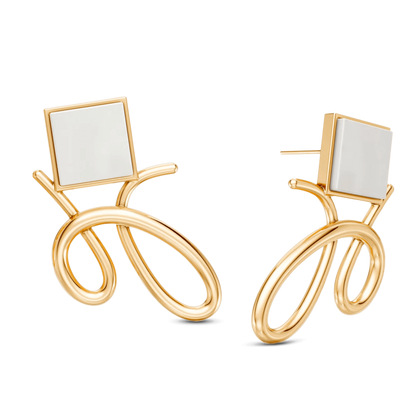 O Brinco Esboço com Ágata Branca em Banho de Ouro 18K traduz o instante em que o traço encontra a forma. Este brinco pequeno e delicado une a pedra quadrada, que atua como ponto de luz, a um toque sutil de traço. A Ágata Branca simboliza serenidade e paz. Com sua estética refinada e minimalista, esta peça é a escolha ideal para adicionar um toque de elegância sutil ao seu visual diário.