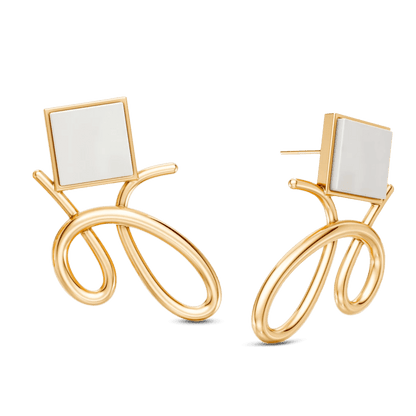 O Brinco Esboço com Ágata Branca em Banho de Ouro 18K traduz o instante em que o traço encontra a forma. Este brinco pequeno e delicado une a pedra quadrada, que atua como ponto de luz, a um toque sutil de traço. A Ágata Branca simboliza serenidade e paz. Com sua estética refinada e minimalista, esta peça é a escolha ideal para adicionar um toque de elegância sutil ao seu visual diário.