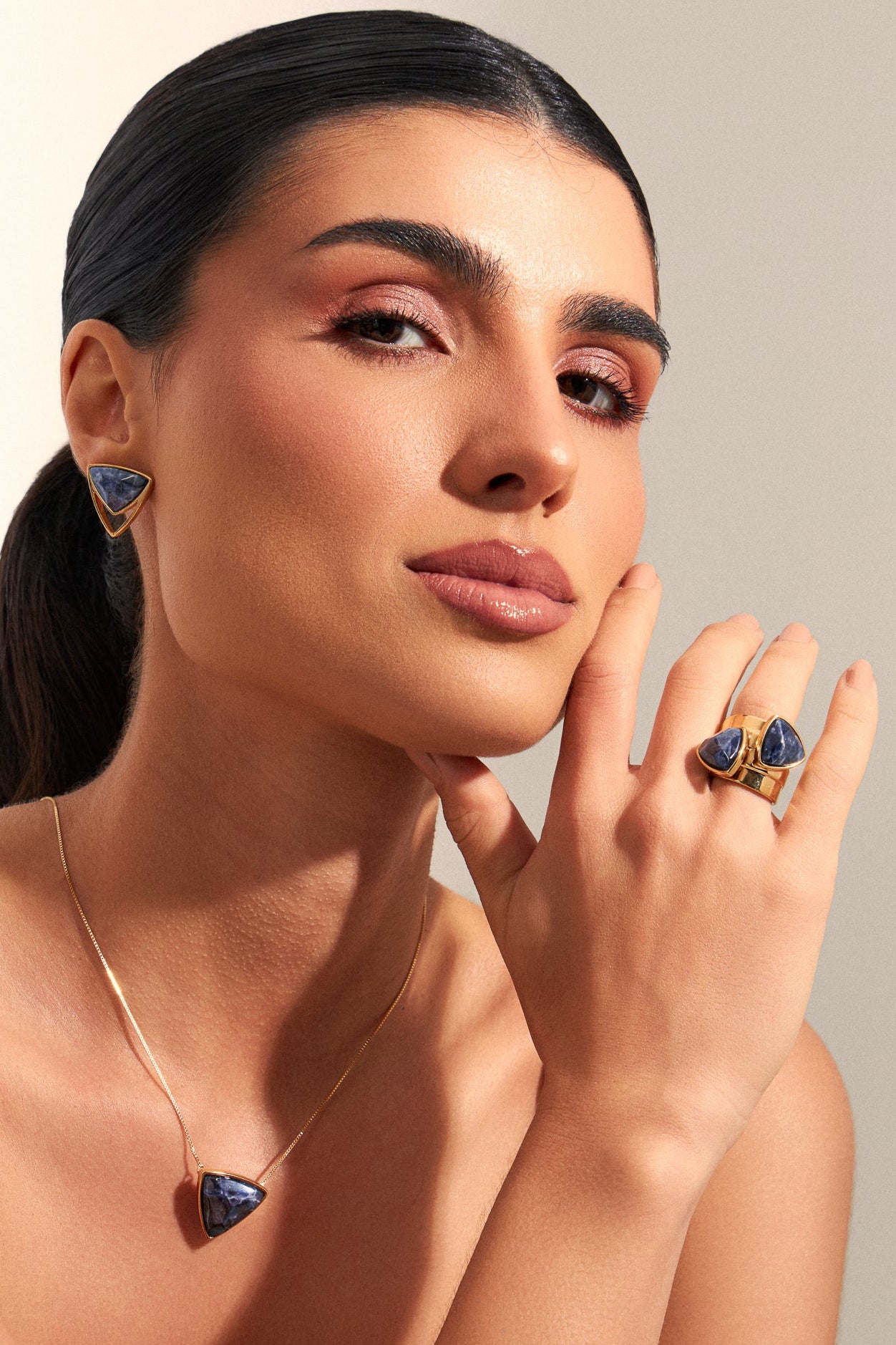 Brinco Equilíbrio com a Sodalita em Banho de Ouro 18K