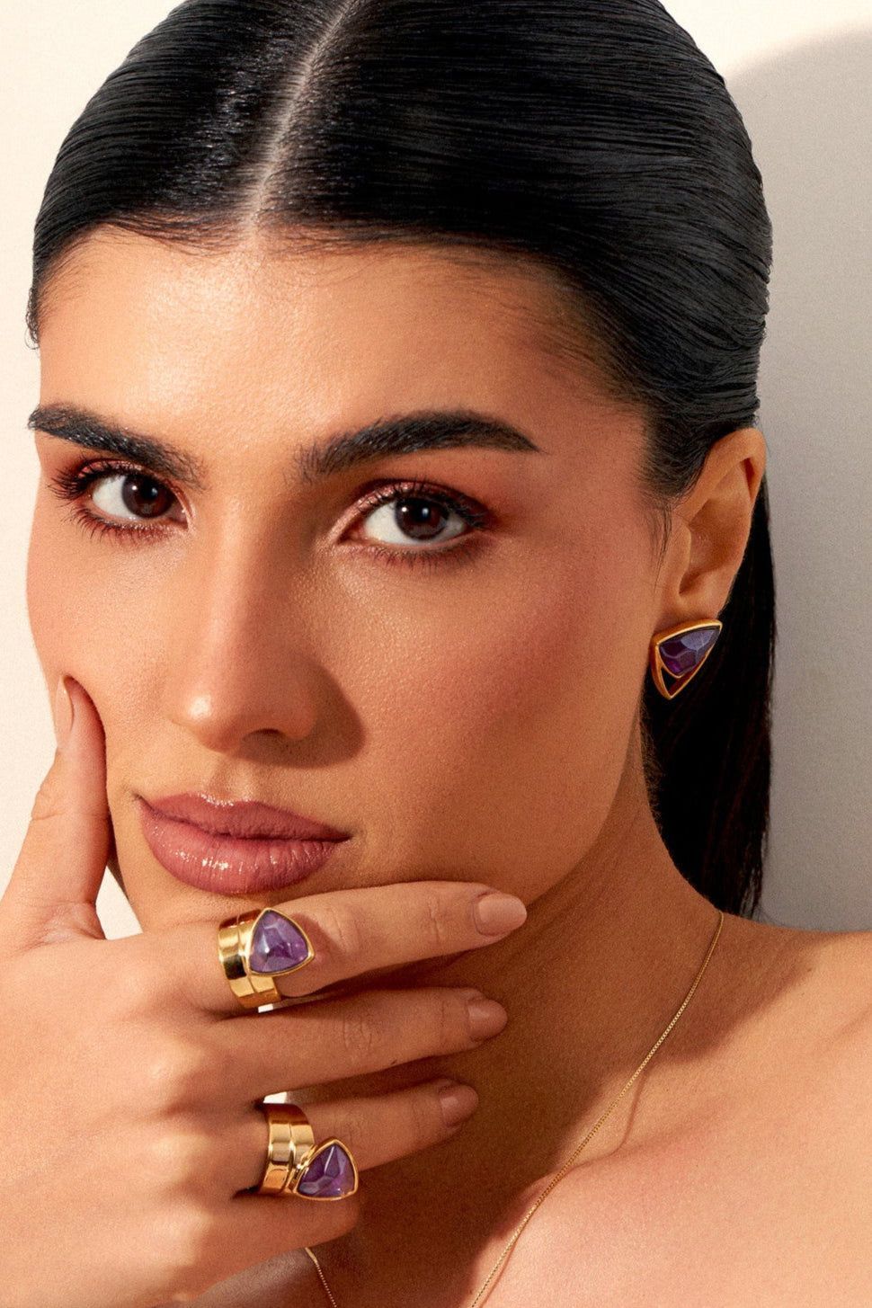 Brinco Equilíbrio com a Ametista em Banho de Ouro 18K