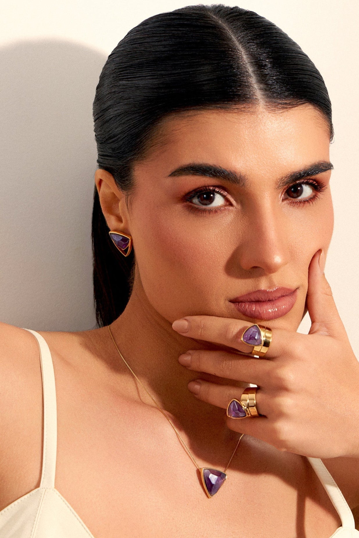 Brinco Equilíbrio com a Ametista em Banho de Ouro 18K