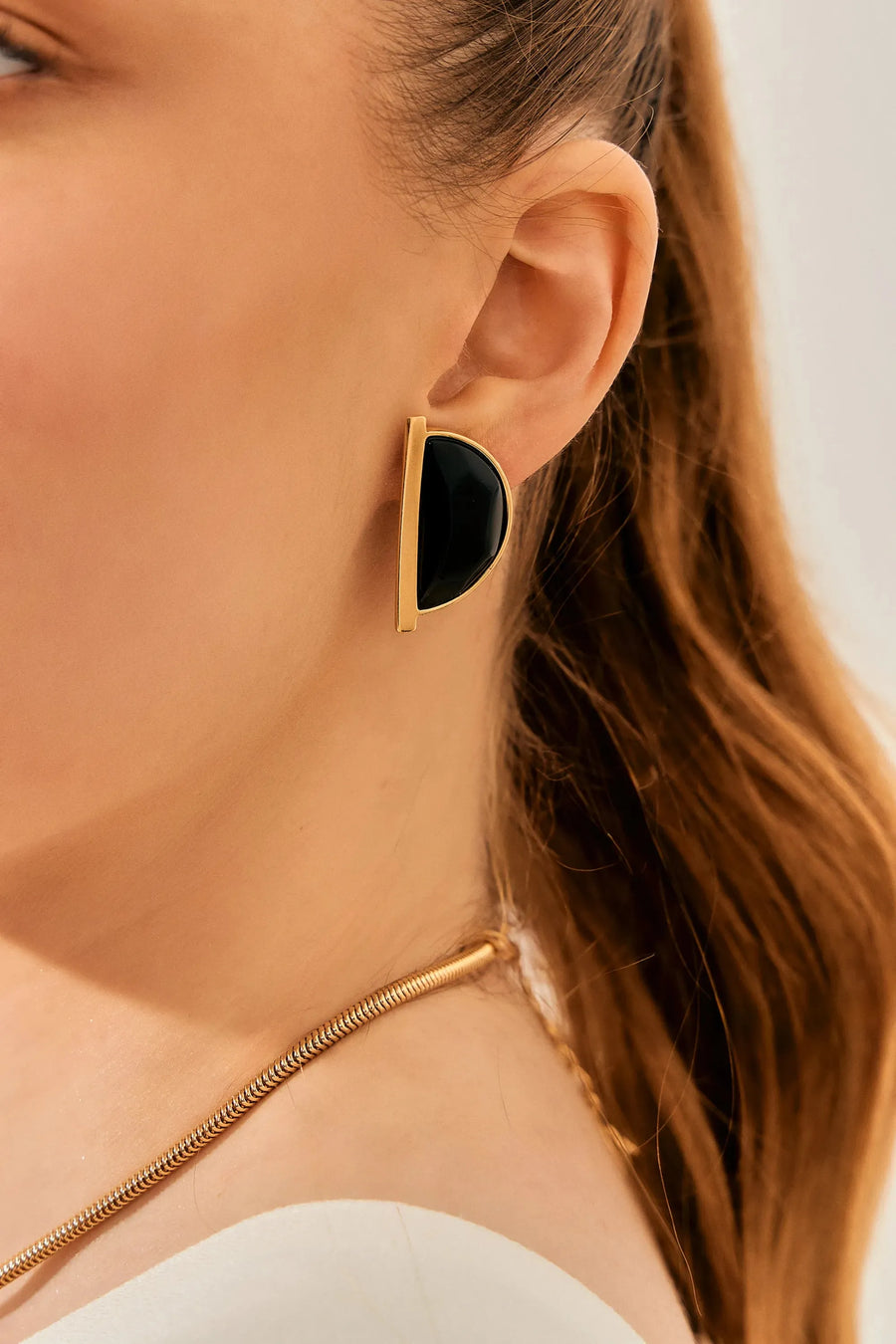 Orelha com o Brinco Escudo com Obsidiana Negra, meia-lua larga e curta banhada a ouro 18k